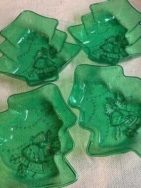 Holiday Christmas Tree Set of 4 Green Plastic Serving Dishes Snow, bell, holly